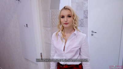 Ngoanana e monyenyane oa k'holejeng o qhekella mohlankana oa hae le motsoalle oa hae | POV le ho koaheloa ka har'a namane ea hae!